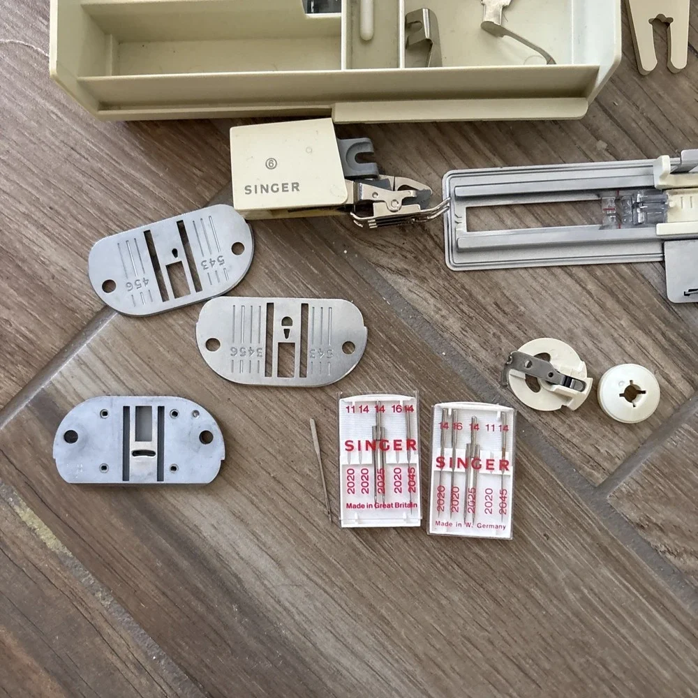Futura Singer Sewing Machine Hard Case Attachments‎ Foots Plates
